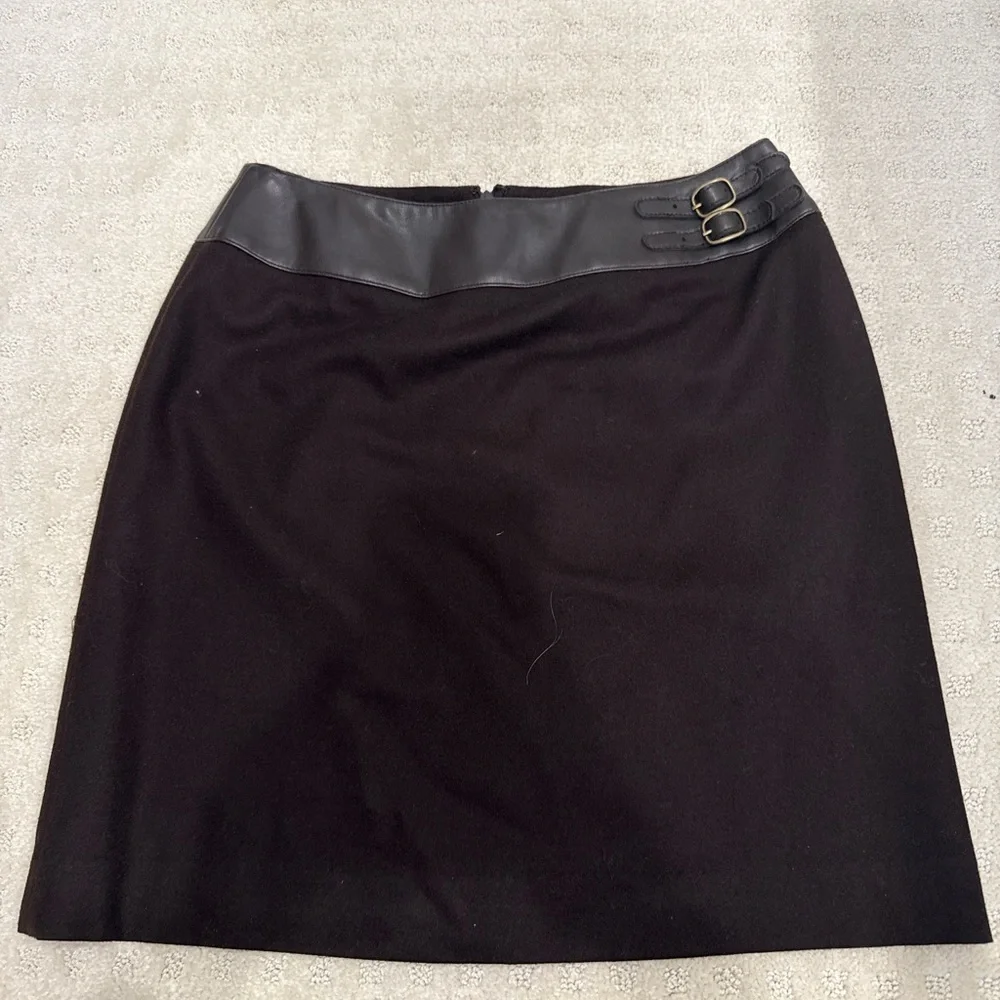Petite Sophisticate Black A-Line Skirt Faux Leather Waist Buckle Detail Size 4 - Picture 2 of 4